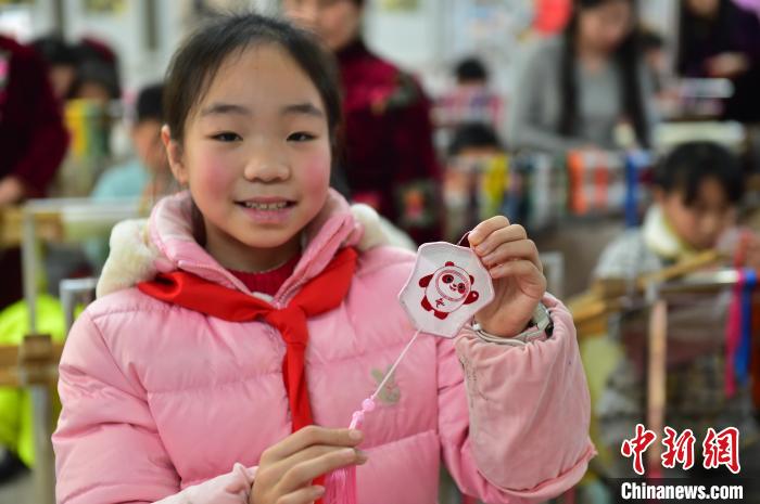 圖為一名小學(xué)生繡制的2022年北京冬奧會(huì)吉祥物“冰墩墩”形象?！∮髟屏?攝