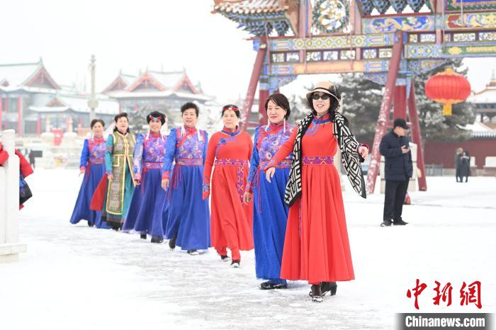 2月13日，老年人在呼和浩特市大召廣場拍照“打卡”。　劉文華 攝