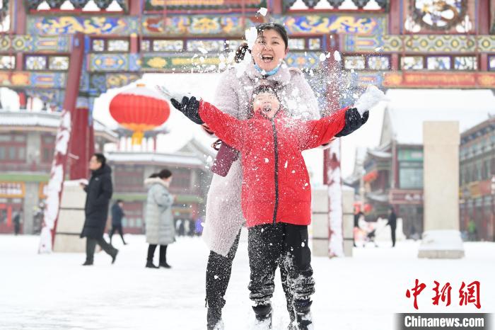 2月13日，家長與小朋友在呼和浩特市大召廣場享雪趣。　劉文華 攝