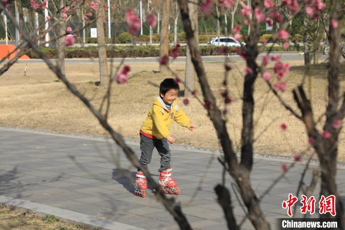 小朋友公園里玩耍。　鄧小強 攝
