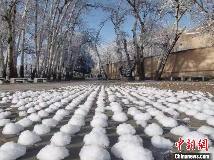 圖為春雪過后的莫高窟美不勝收?！≈鼙笕?攝