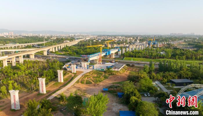 航拍正在建設的成都至自貢高速鐵路跨成都繞城高速公路連續(xù)梁施工現(xiàn)場。　劉忠俊 攝