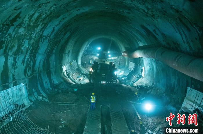 正在掘進中的龍泉山1號隧道?！⒅铱?攝