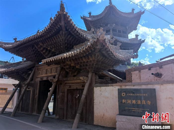 圖為集漢、藏、伊斯蘭風(fēng)格于一體的700年歷史的全國重點(diǎn)保護(hù)文物——阿河灘清真寺?！埡ｖ?攝