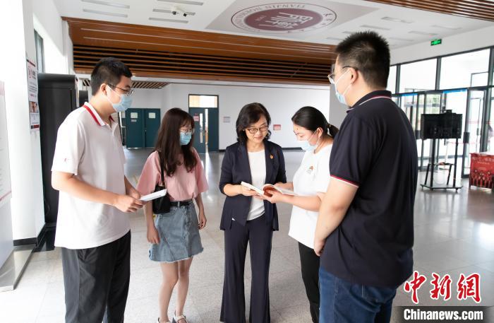 天津師范大學跨文化與世界文學研究院院長、教授郝嵐為同學們解答問題?！⊥踉谟?攝