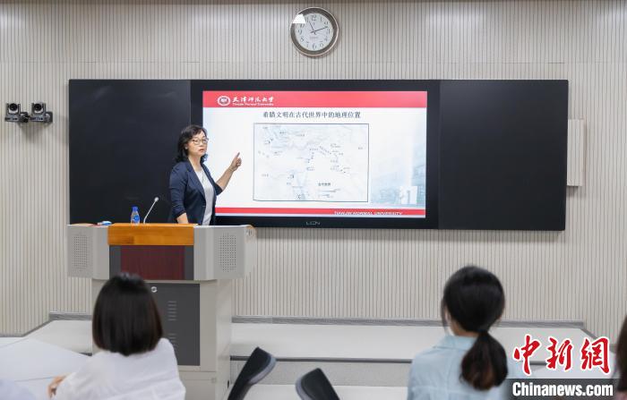 天津師范大學跨文化與世界文學研究院院長、教授郝嵐正在為同學們上課?！⊥踉谟?攝