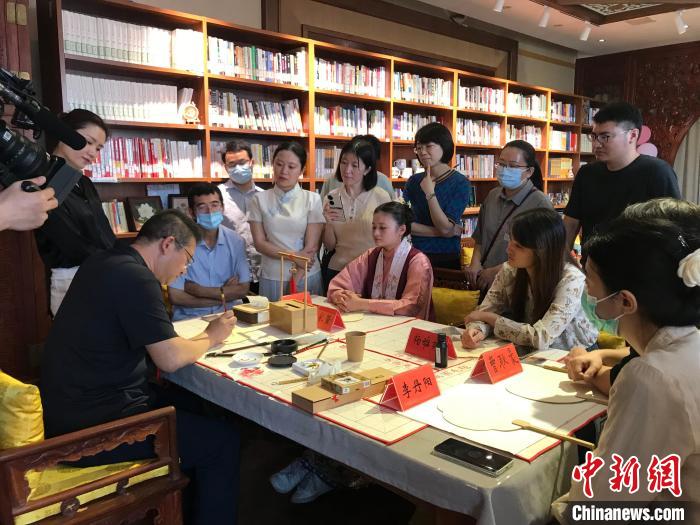9月14日，“月動(dòng)臨秋扇”中華傳統(tǒng)文化沉浸式體驗(yàn)活動(dòng)在北京紀(jì)曉嵐故居舉辦。 陳建新 攝 陳建新 攝