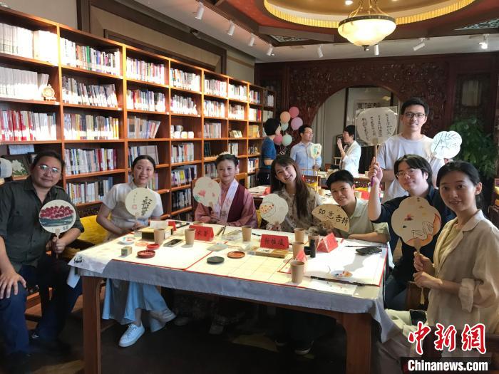 9月14日，“月動(dòng)臨秋扇”中華傳統(tǒng)文化沉浸式體驗(yàn)活動(dòng)在北京紀(jì)曉嵐故居舉辦。陳建新 攝 陳建新 攝