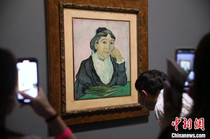 觀眾欣賞梵高畫作《阿爾勒婦女(吉努夫人肖像)》。　張亨偉 攝