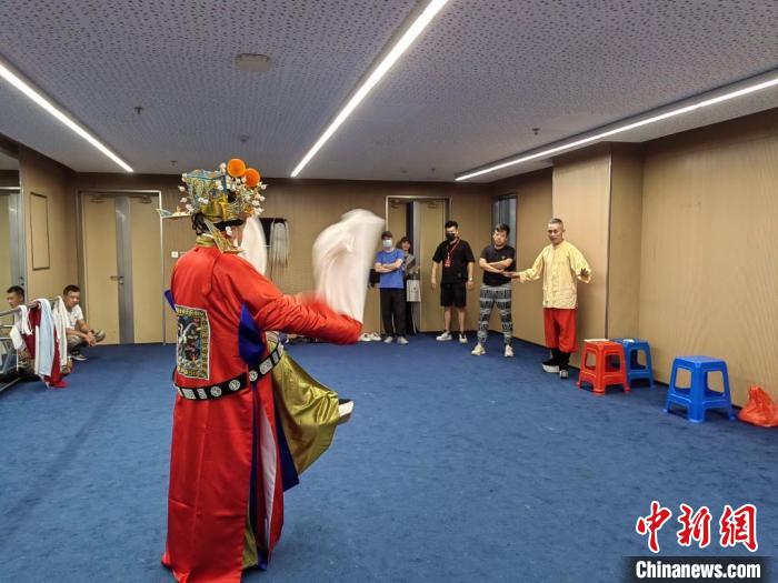 “天下第一團(tuán)”正在進(jìn)行練習(xí)。　昆山市文體廣電和旅游局供圖