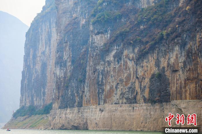 圖為瞿塘峽兩岸壯麗景致?！×簹J卿 攝