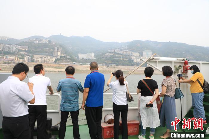 重慶市政協(xié)“同心聚力巴渝行”主題采訪團(tuán)15日走進(jìn)奉節(jié)，了解當(dāng)?shù)卣f(xié)委員護(hù)江成效?！×簹J卿 攝