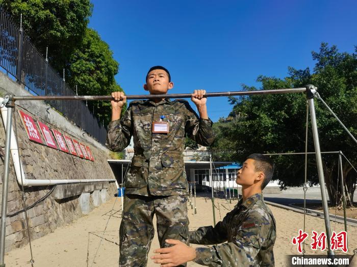 新兵尤云龍正在進(jìn)行器械訓(xùn)練?！●R濤 攝