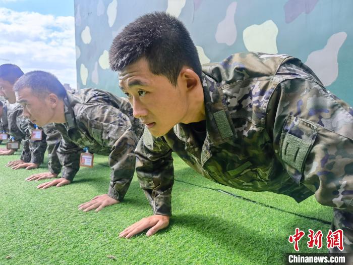 尤云龍正在和戰(zhàn)友進(jìn)行體能訓(xùn)練?！×志杆?攝