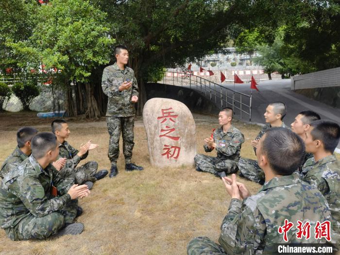 尤云龍為戰(zhàn)友講述父輩保家衛(wèi)國(guó)的故事?！＄姛樋?攝