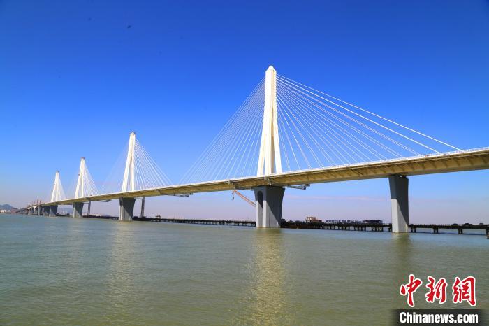 建設中的珠海金海特大橋?！∶蠎c虎 攝