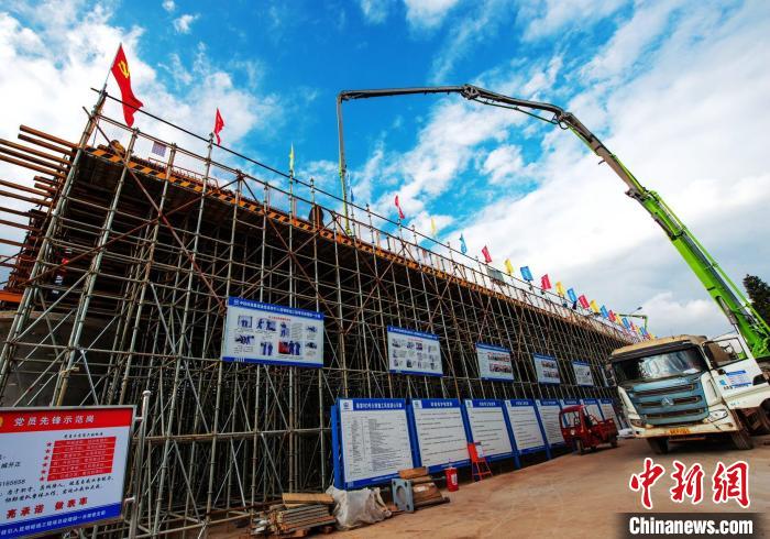 圖為渝昆高鐵云南段境內首座大橋連續(xù)梁混凝土澆筑施工現(xiàn)場?！『螀矽i 攝