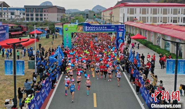 2022年龍虎山半程馬拉松鳴槍開跑。　劉志琨 攝