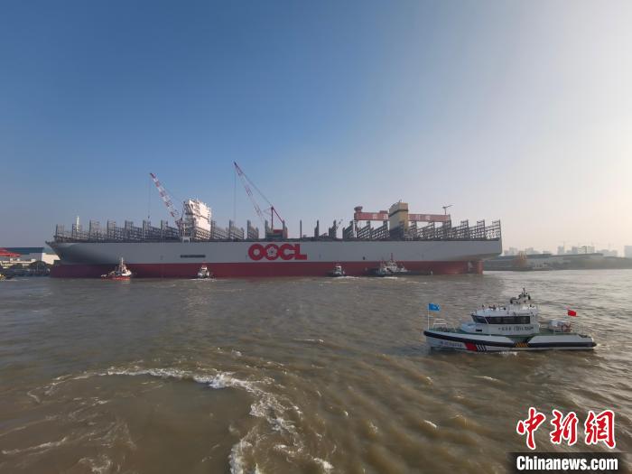 海巡艇在現(xiàn)場引導(dǎo)水上交通。　南通海事局供圖