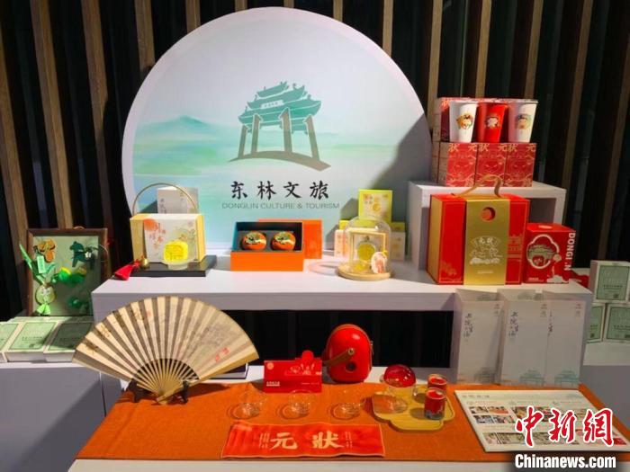 發(fā)展論壇現(xiàn)場展出的無錫城市文創(chuàng)作品?！O權(quán) 攝
