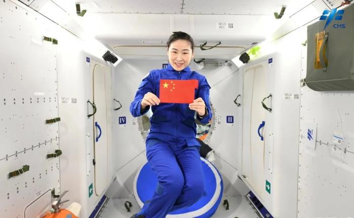 航天員劉洋背后是問(wèn)天實(shí)驗(yàn)艙睡眠區(qū)。圖片來(lái)源：中國(guó)載人航天工程辦公室官方微信