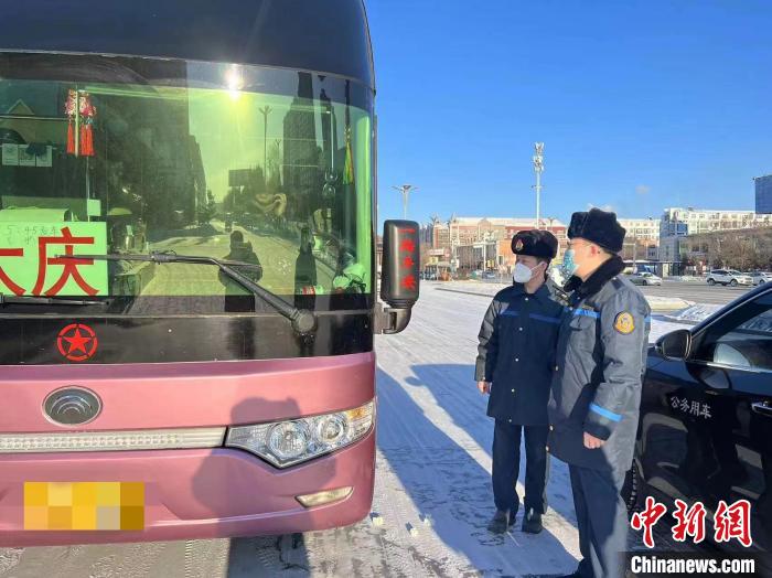 交通執(zhí)法人員檢查客運車輛手續(xù)?！『邶埥〗煌ㄟ\輸廳供圖