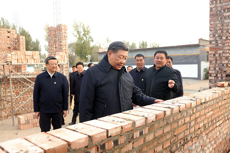 2023年11月10日，習(xí)近平總書記在河北保定涿州市刁窩鎮(zhèn)萬全莊村房屋重建施工現(xiàn)場考察。