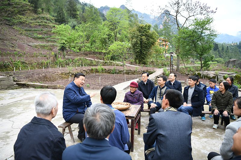 2019年4月15日，習(xí)近平總書記在重慶石柱土家族自治縣中益鄉(xiāng)華溪村同村民代表、基層干部、扶貧干部、鄉(xiāng)村醫(yī)生等圍坐在一起，共話脫貧攻堅(jiān)。
