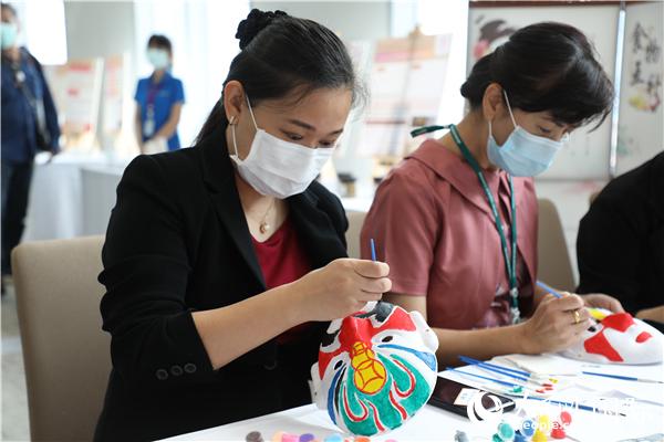 展覽會(huì)現(xiàn)場(chǎng)，泰國(guó)民眾體驗(yàn)畫(huà)臉譜。人民網(wǎng)記者 趙益普攝