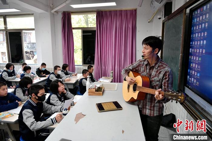 圖為3月16日，張家豪在福建福州延安中學(xué)教學(xué)。 <a target='_blank' href='/'><p  align=