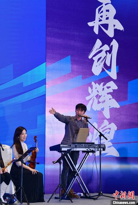 圖為3月9日，福建福州，張家豪(右)與林佳臻在臺(tái)上演出。 <a target='_blank' href='/'><p  align=