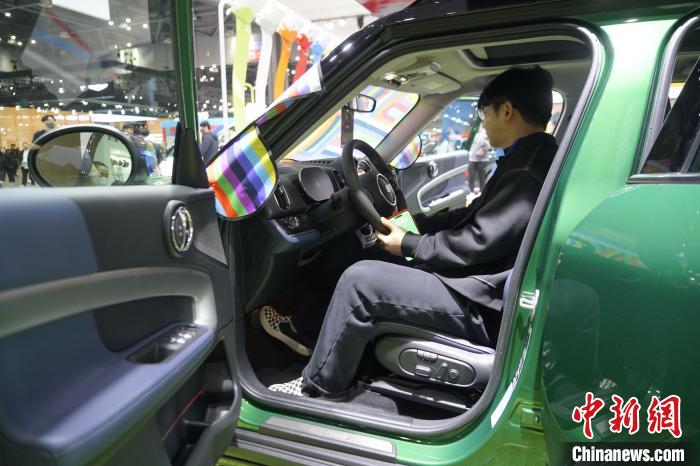 圖為觀眾在展會試駕車輛?！⑿?攝