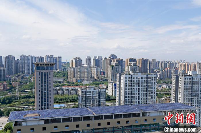 圖為輝騰能源在重慶市九龍坡區(qū)留學生創(chuàng)業(yè)園屋頂建設的光伏發(fā)電示范項目?！∈茉L企業(yè)供圖