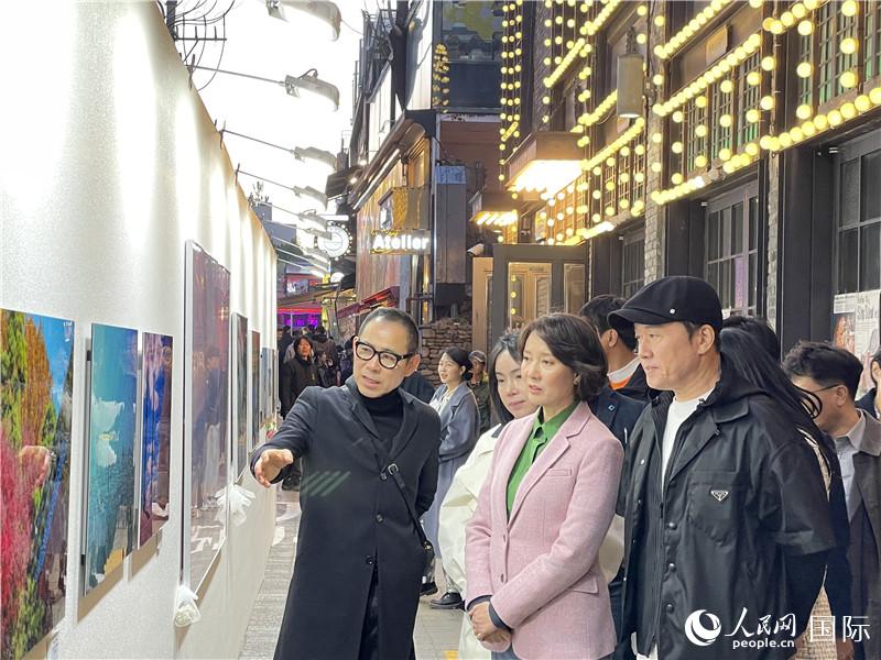 韓國中小風(fēng)險企業(yè)部長官李永參觀梨泰院街頭藝術(shù)展。實(shí)習(xí)生 許鵬飛攝