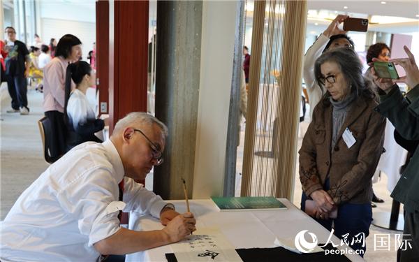 “聯(lián)合國中文日”慶?；顒由线M(jìn)行了書法等中國文化展示。人民網(wǎng)記者 尚凱元攝