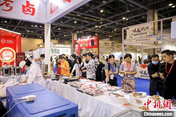 活動現(xiàn)場人頭攢動?！≌憬∩虅?wù)廳 供圖