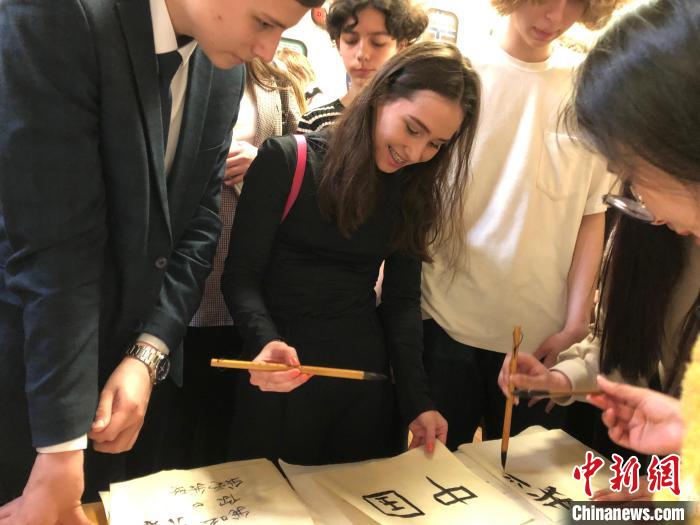 4月21日，莫斯科國立語言大學孔子學院附屬中學舉辦“國際中文日”活動，學生們學寫漢字?！∧箍茋⒄Z言大學孔子學院 供圖