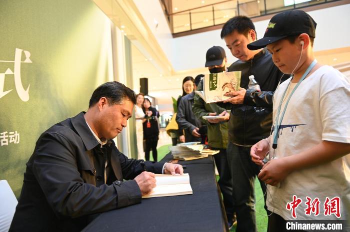 薛濤進行圖書簽售。　于海洋 攝