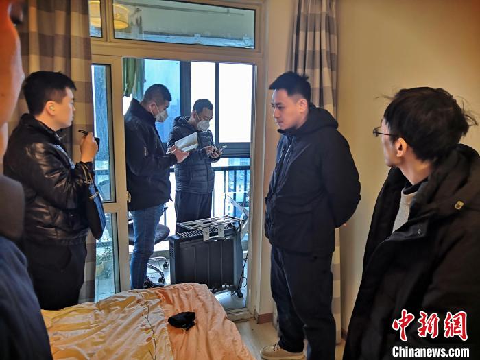 丹東市公安局民警抓捕犯罪嫌疑人，在其家中進(jìn)行搜查。　丹東市公安局供圖