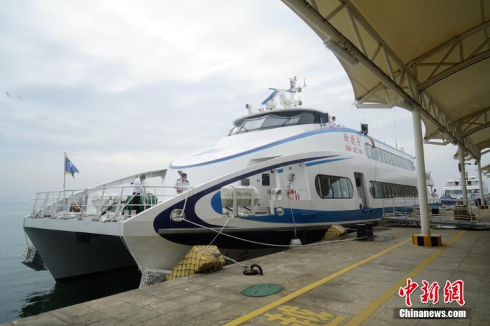 5月3日，“新捷安”輪載著157名乘客從廈門啟航前往金門，這是“新捷安”輪入列廈金航線后的首個航班。廈門海事局執(zhí)法人員對船舶進(jìn)行了全面的開航前檢查，確保首航安全。“新捷安”輪總長43米、船寬10.5米、型深3.61米，載客量350人，是現(xiàn)有廈金客運航線參營客船中載客定額最大的雙體穿浪高速客船，用以替換原有的“捷安”輪。福建海事 供圖