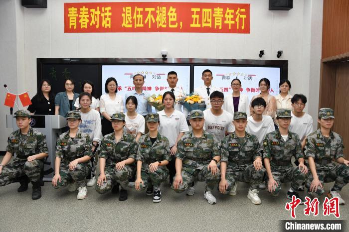 受邀功臣同師生代表合影。　漳州市退役軍人事務局供圖
