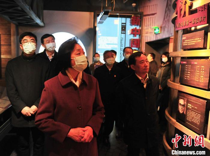 臺(tái)盟中央主席蘇輝近日率調(diào)研組赴吉林開展重點(diǎn)考察調(diào)研。圖為在長(zhǎng)影舊址博物館考察吉林特色文化產(chǎn)業(yè)發(fā)展。　高龍安 攝