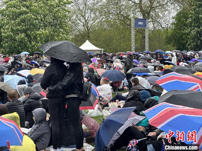 當(dāng)?shù)貢r(shí)間5月6日，英國國王查爾斯三世的加冕儀式舉行。民眾雨中觀看儀式?！W陽開宇 攝