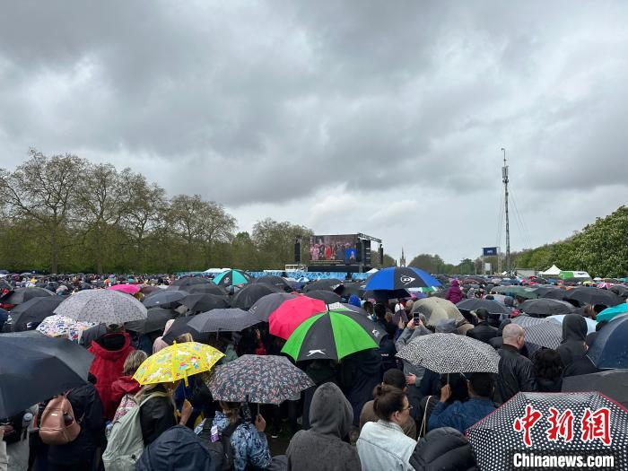 當(dāng)?shù)貢r(shí)間5月6日，英國國王查爾斯三世的加冕儀式舉行。民眾雨中觀看儀式?！W陽開宇 攝