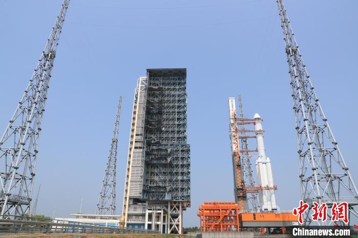 北京時間5月7日，天舟六號貨運飛船與長征七號遙七運載火箭組合體垂直轉(zhuǎn)運至發(fā)射區(qū)?！∏窳④?黃國暢 攝