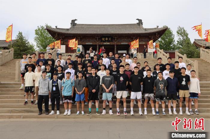 比賽結(jié)束后，兩岸學(xué)生參訪高平炎帝陵?！≈鬓k方供圖