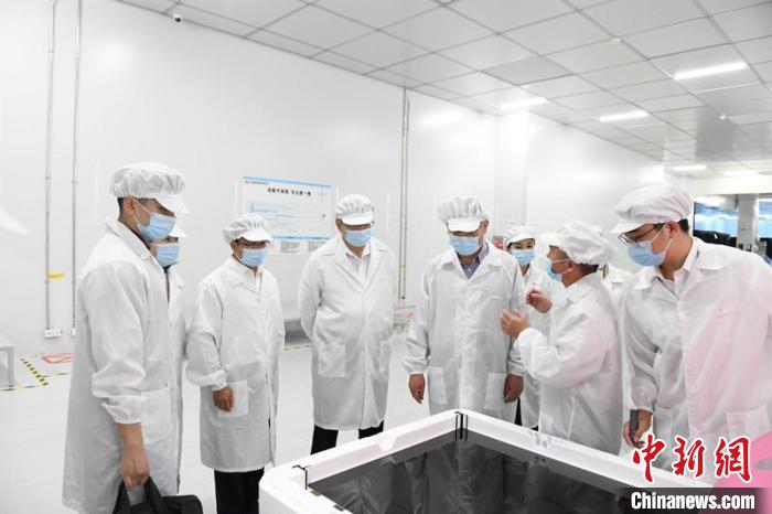 圖為蔡達(dá)峰一行在惠科電子(北海)科技產(chǎn)業(yè)園調(diào)研?！×趾?攝
