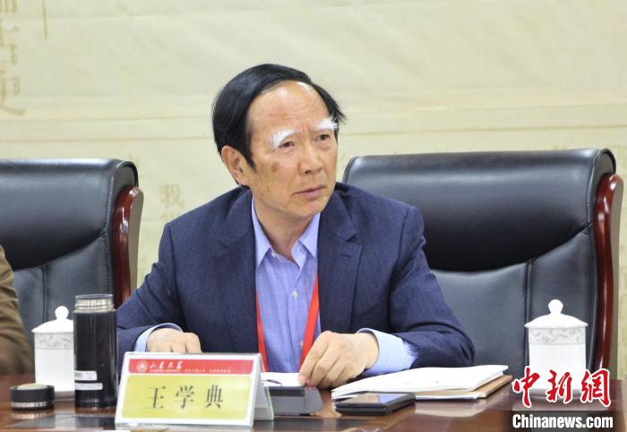 山東大學(xué)儒學(xué)高等研究院執(zhí)行院長(zhǎng)、《文史哲》雜志主編王學(xué)典主持首場(chǎng)主題發(fā)言?！≮w曉 攝