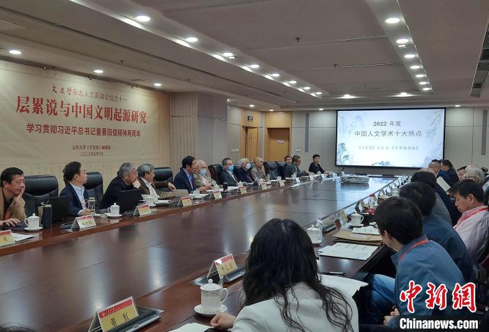 2022年度“中國(guó)人文學(xué)術(shù)十大熱點(diǎn)”在現(xiàn)場(chǎng)發(fā)布?！≮w曉 攝