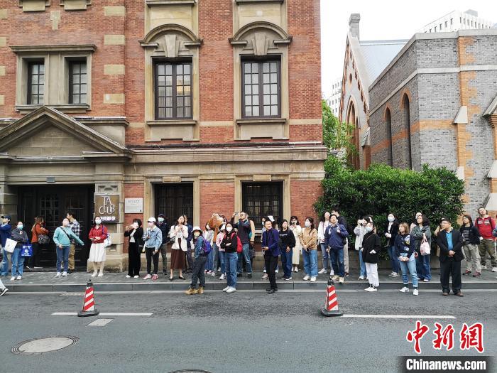 新階層人士走讀“外灘源”?！》队畋?攝